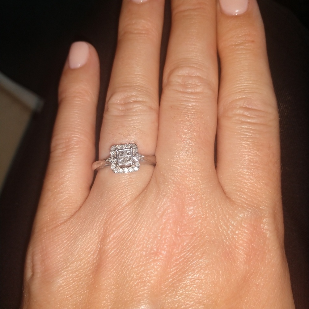 Beautiful 14k white gold 1/4 ct weight ring